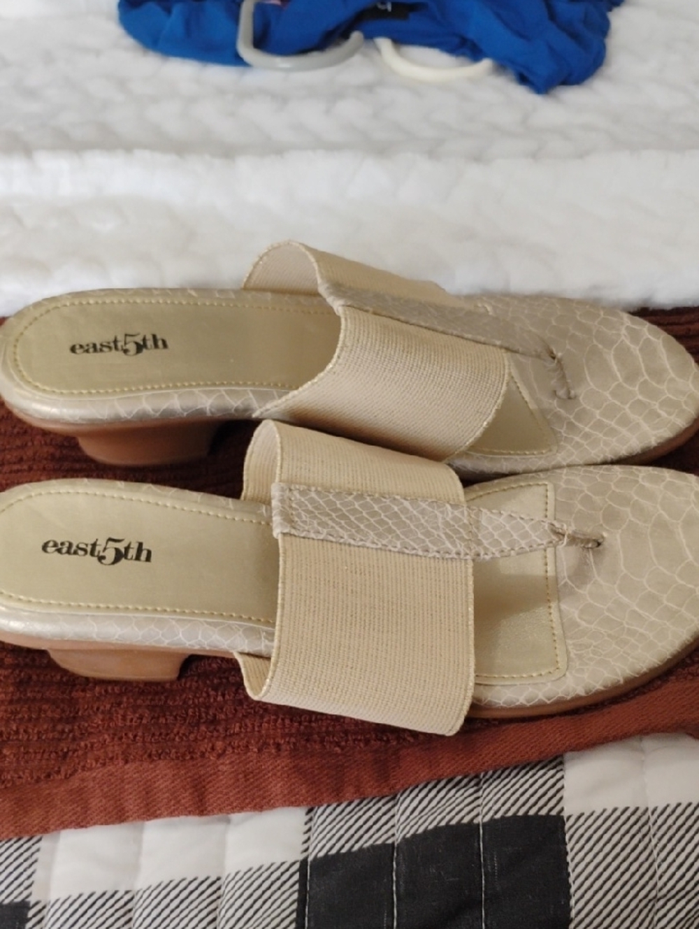 NWOT East 5th Cream Textured Thong Slide Sandals - Picture 2 of 7